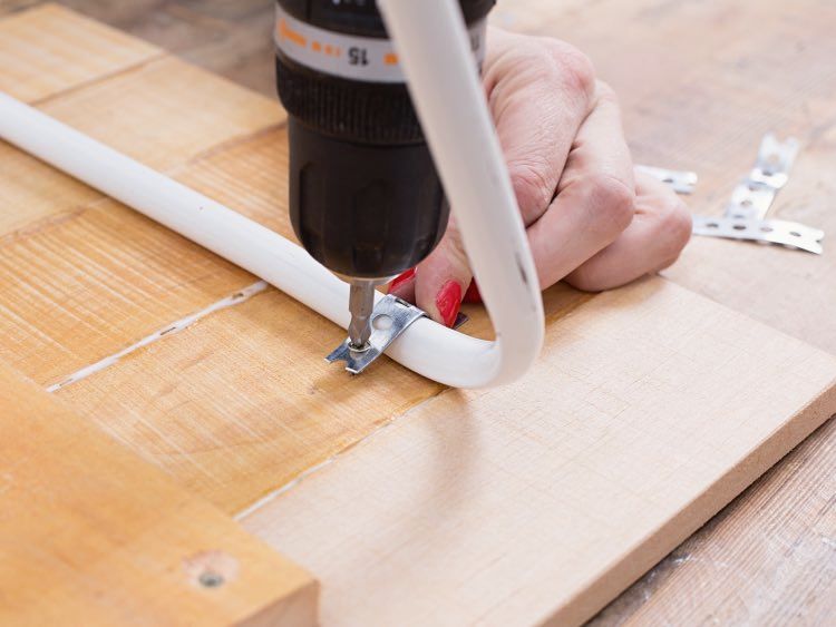 Jak przykręcić nóżki do stolika z palet - poradnik DIY