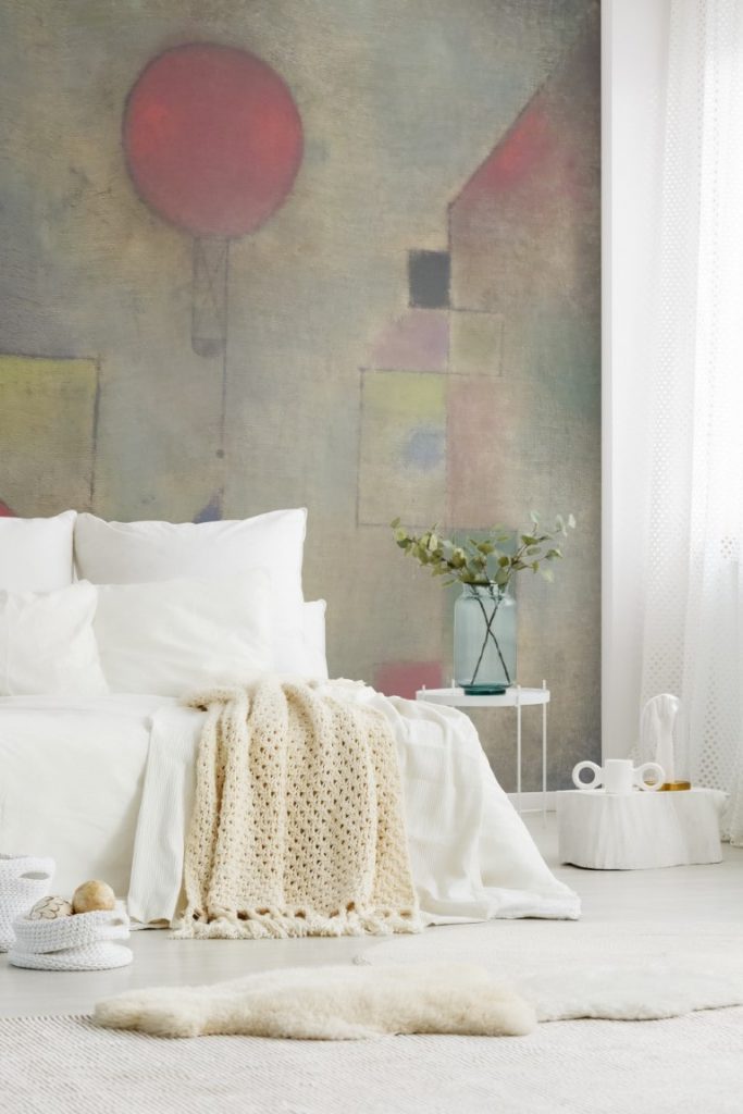 minimalistyczna sypialnia z fototapetą