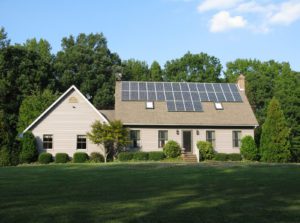 Dom ekologiczny z panelami solarnymi