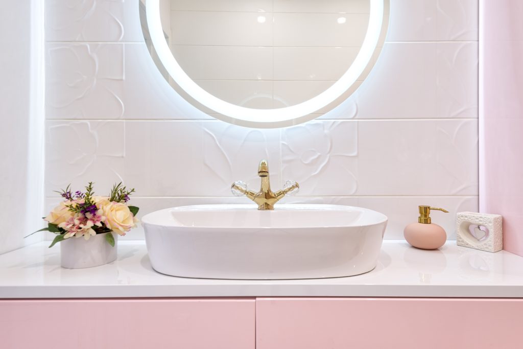 Różowa łazienka w stylu francuskim