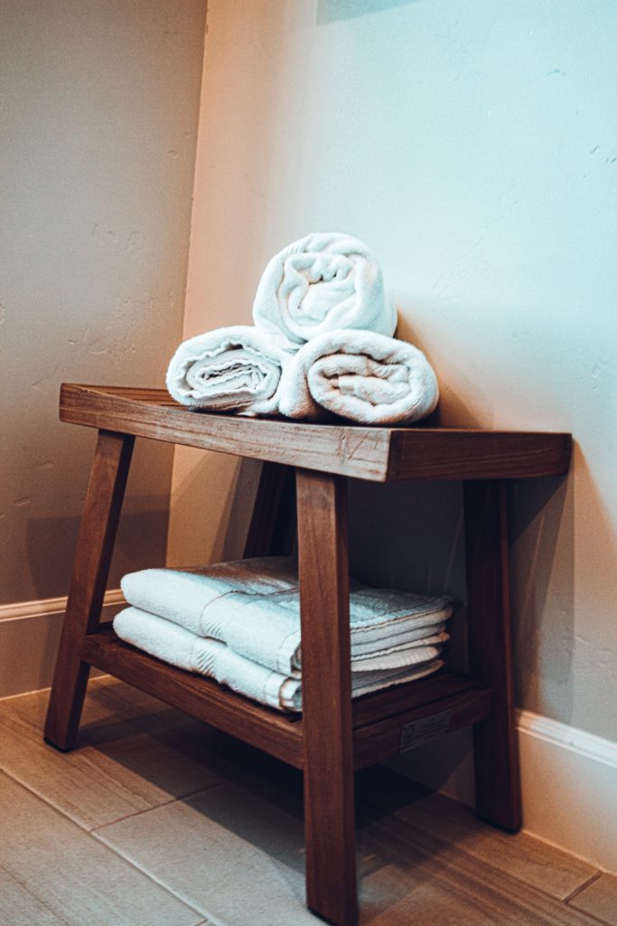 Drewniany stojak do łazienki na ręczniki 